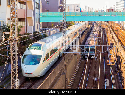 Une scène unique de deux trains passant à deux niveaux, train à grande vitesse sur rail supérieur et inférieur sur le métro. Banque D'Images