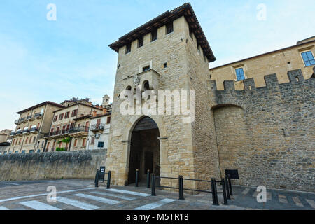 San Marino (de la plus ancienne république du monde) vue de l'architecture ancienne de la ville. Banque D'Images