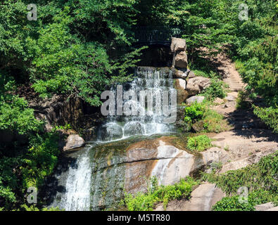 Cascade en été Sofiyivka Dendrologie Park, Uman, Ukraine. Banque D'Images