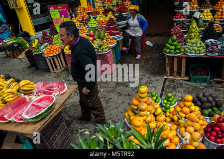 Un fournisseur propose une pastèque fraîchement coupé au marché de fruits de Paloquemao à Bogotá, Colombie. Banque D'Images