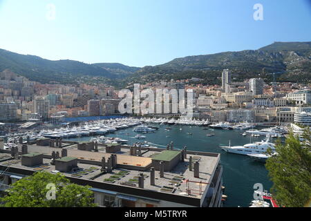 Port Hercule dans le temps de l'accomplissement de la race du Grand Prix de Formule 1, beaucoup de méga yachts, personnes par bateaux, parties avec champagne, grands écrans Banque D'Images