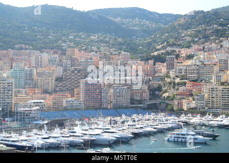 Port Hercule dans le temps de l'accomplissement de la race du Grand Prix de Formule 1, beaucoup de méga yachts, personnes par bateaux, parties avec champagne, grands écrans Banque D'Images