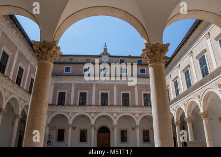 Cloître Palais Ducal Urbino Banque D'Images