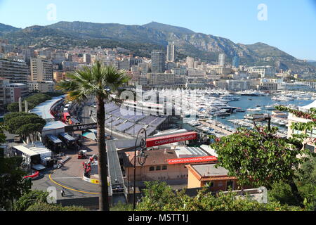 Monaco, Monte-Carlo, 28 mai 2017 : Le Port Hercule au moment de l'exécution de course du Grand Prix de Formule 1, beaucoup de méga yachts, installation d'humains Banque D'Images