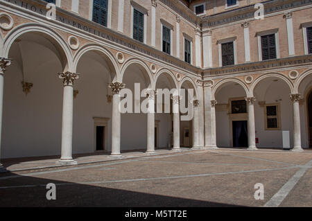 Cloître Palais Ducal Urbino Banque D'Images