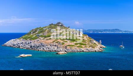 Petite île avec des ruines dans la baie d'Agios Nikolaos, l'île de Zakynthos, Grèce Banque D'Images