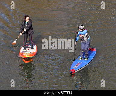 Deux femmes en Stand Up Paddle boarders sur la Tamise en Angleterre Banque D'Images