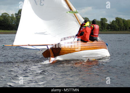 L'eau d'une course vers le bas le Wag canot rivière Shannon à Tarmonbarry en Irlande. (Les marins français Sylvie Viant & Martine Gahinet-Charrier à bord) Banque D'Images