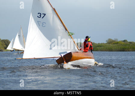 L'eau d'une course vers le bas le Wag canot rivière Shannon à Tarmonbarry en Irlande. (Les marins français Sylvie Viant & Martine Gahinet-Charrier à bord) Banque D'Images