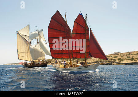 Le topsail schooner Johanna Lucretia poursuit le Grec réplique bateau éponge Athena pour la finale au cours de la Classique Yacht Race off Cyclades Syros. Banque D'Images