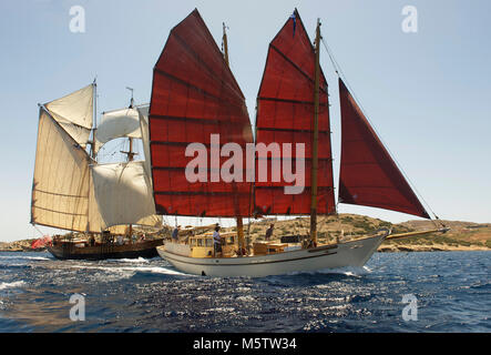 Le topsail schooner Johanna Lucretia poursuit le Grec réplique bateau éponge Athena pour la finale au cours de la Classique Yacht Race off Cyclades Syros. Banque D'Images