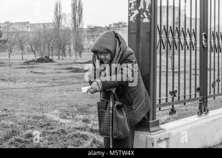La femme demande l'aumône, Tiraspol, la république de Transnistrie. Photo en noir et blanc. Banque D'Images