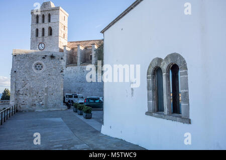 Cathédrale, dans la zone historique de la haute ville, Dalt Vila à Ibiza, Espagne. Banque D'Images