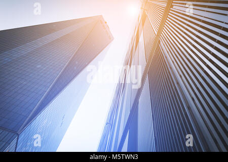 Lumière colorée brille sur grands gratte-ciels de New York City Banque D'Images