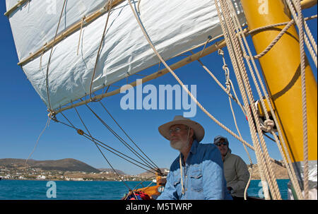 Mettre les voiles de Naoussa à Paros, Grèce, sur le bon petit bateau Chryssopigi. Apostolos Damorakis (à gauche) & Panos Hassapis derrière. Banque D'Images