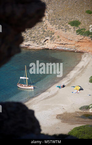 Le bon petit bateau Chryssopigi amarré jusqu'nuit à Kolóna Beach sur l'île de Kythnos en Grèce. Il s'agit d'aventure à la voile à son meilleur ! Banque D'Images