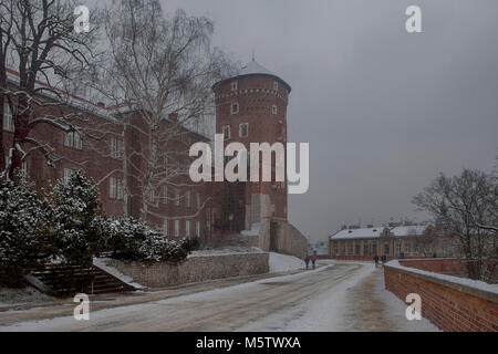 Cracovie, Pologne - 12 février 2018 Le Château Royal de Wawel sur la colline de Wawel. Sandomierska Tower Banque D'Images