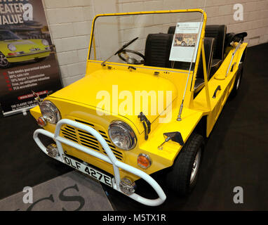 Un mini-Moke jaune 1967, exposé au salon de l'auto de Londres 2018 Banque D'Images