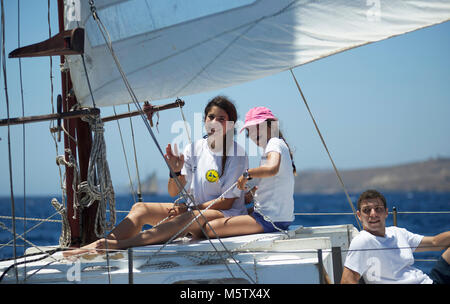 La famille Sakelariou venez profiter d'une journée sur le coupe-Kivoto en fibre de verre (l'arche) voile sur Syros, Grèce. Banque D'Images