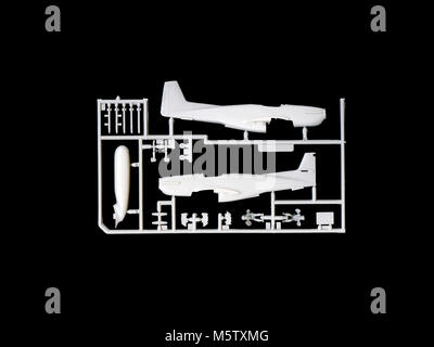 Un modèle en plastique à l'état démonté d'un kit d'avion triplan vintage Banque D'Images