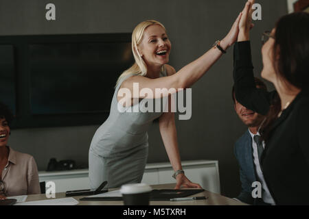 Cinq femmes d'en haut une salle de réunion. Heureux d'avoir des professionnels dans la salle de conférence du bureau de la réunion. Banque D'Images