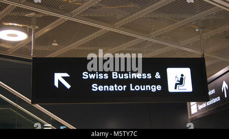 ZURICH, SUISSE - MAR 31st, 2015 : l'aéroport de signe pour l'économie suisse et le sénateur Lounge à l'intérieur de l'aérogare Banque D'Images