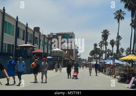 Foule de magasins de souvenirs dans les bâtiments très frappant sur la Promenade de la plage de Santa Monica. Le 04 juillet 2017. Architecture Voyage Vacances. Santa Monica & Banque D'Images