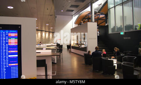 ZURICH, SUISSE - MAR 31st, 2015 : Vue de la sénateur suisse Lounge dans un terminal à l'aéroport Flughafen Zurich (ZRH) en Suisse, un noeud pour Swiss International Airline Swiss (LX) Banque D'Images