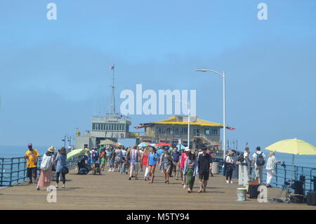 La jetée de Santa Monica de monde dans le 4e de juillet. Le 04 juillet 2017. Architecture Voyage Vacances. Santa Monica et Venice Beach. Los Angeles Califo Banque D'Images