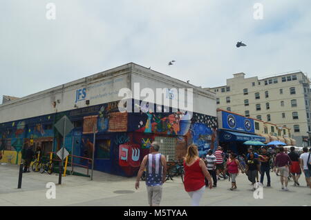 Foule de magasins de souvenirs dans les bâtiments très frappant sur la Promenade de la plage de Santa Monica. Le 04 juillet 2017. Architecture Voyage Vacances. Santa Monica & Banque D'Images