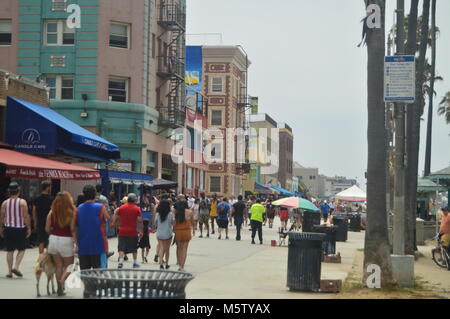 Foule de magasins de souvenirs dans les bâtiments très frappant sur la Promenade de la plage de Santa Monica. Le 04 juillet 2017. Architecture Voyage Vacances. Santa Monica & Banque D'Images