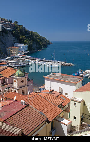 Vue sur les toits de Marina Grande, Sorrente, Italie. Banque D'Images