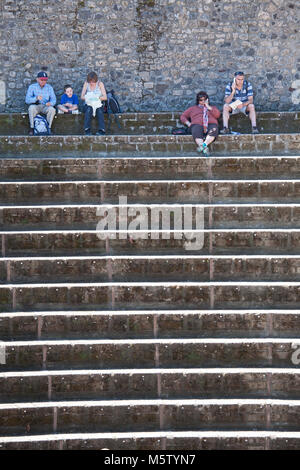 Les touristes assis sur les marches du Grand Théâtre de Pompéi, Italie. Banque D'Images