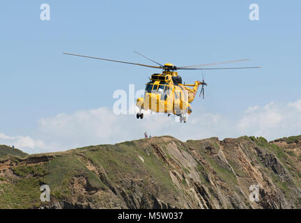 Westland Sea King HAR.3A, ZH545, 22 Sqd, UN Flt, RAF, basé à Chivenor, vu sur Marloes Sands Beach effectuant un sauvetage, 14 juillet 2011. Banque D'Images