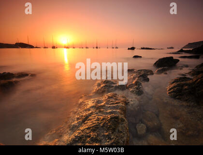 Coucher du soleil sur les eaux de la Corse Banque D'Images