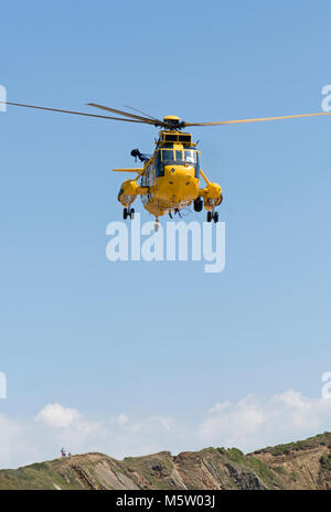 Westland Sea King HAR.3A, ZH545, 22 Sqd, UN Flt, RAF, basé à Chivenor, vu sur Marloes Sands Beach effectuant un sauvetage, 14 juillet 2011. Banque D'Images