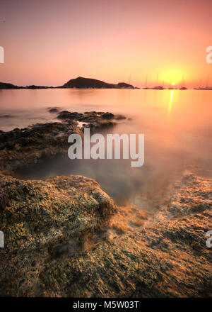 Coucher du soleil sur les eaux de la Corse Banque D'Images