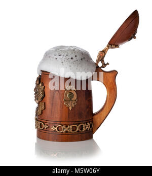 Mug en bois avec de la bière mousseuse sur fond blanc Banque D'Images