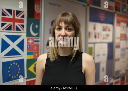 Un jeune étudiant européen il photographié dans le campus d'un collège international Banque D'Images