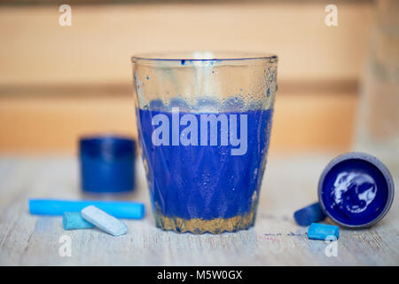 Le verre avec de l'eau bleue, avec peinture dissous.Encombrement Banque D'Images