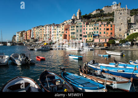 Bateaux en face de la pittoresque village de Porto Venere en Ligurie, Italie Banque D'Images