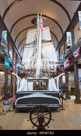 Vue arrière de la 'Lagoda' demi modèle à l'échelle d'un nouveau navire de Bedford Whalilng sur l'affichage à l'New Bedford Whaling Museum, New Bedford, MA, USA Banque D'Images