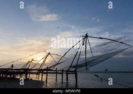 Coucher de soleil sur le filets de pêche chinois. De Kochi (Cochin) au Kerala, en Inde. Banque D'Images