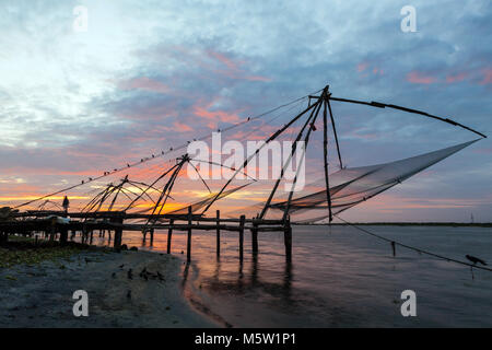 Coucher de soleil sur le filets de pêche chinois. De Kochi (Cochin) au Kerala, en Inde. Banque D'Images