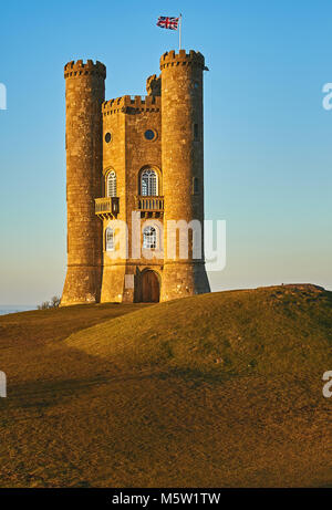 Broadway Tower, situé au sommet de la colline de poisson le deuxième plus haut point dans les Cotswolds, sur un bleu clair ciel après-midi de la fin de l'hiver. Banque D'Images