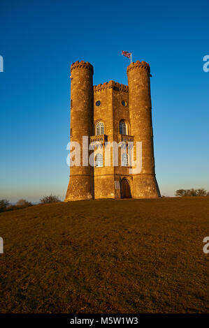 Broadway Tower, situé au sommet de la colline de poisson le deuxième plus haut point dans les Cotswolds, sur un bleu clair ciel après-midi de la fin de l'hiver. Banque D'Images