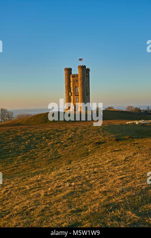 Broadway Tower, situé au sommet de la colline de poisson le deuxième plus haut point dans les Cotswolds, sur un bleu clair ciel après-midi de la fin de l'hiver. Banque D'Images