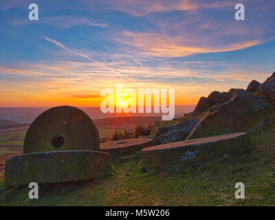 Spectaculaire coucher de soleil sur les meules à Stanage Edge près de Hathersage, parc national de Peak District, Derbyshire Banque D'Images