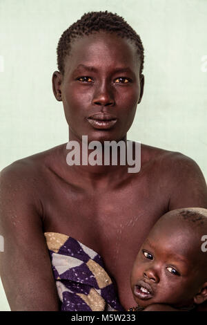 Un Portrait d'une femme et bébé de la tribu Bodi Bodi, village, vallée de l'Omo, Ethiopie Banque D'Images
