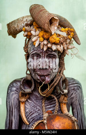 Un Portrait d'une femme âgée de la tribu Mursi, Morsi Village, vallée de l'Omo, Ethiopie Banque D'Images
